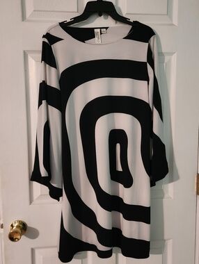 SOHO Black and White Geometric Shift Dress. Womens Larfe